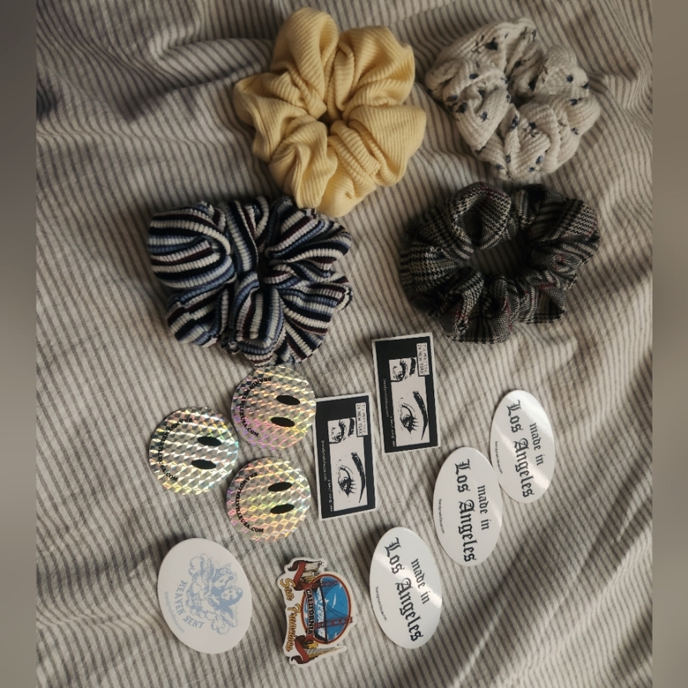 4 Brandy Melville scrunchies +10 stickers